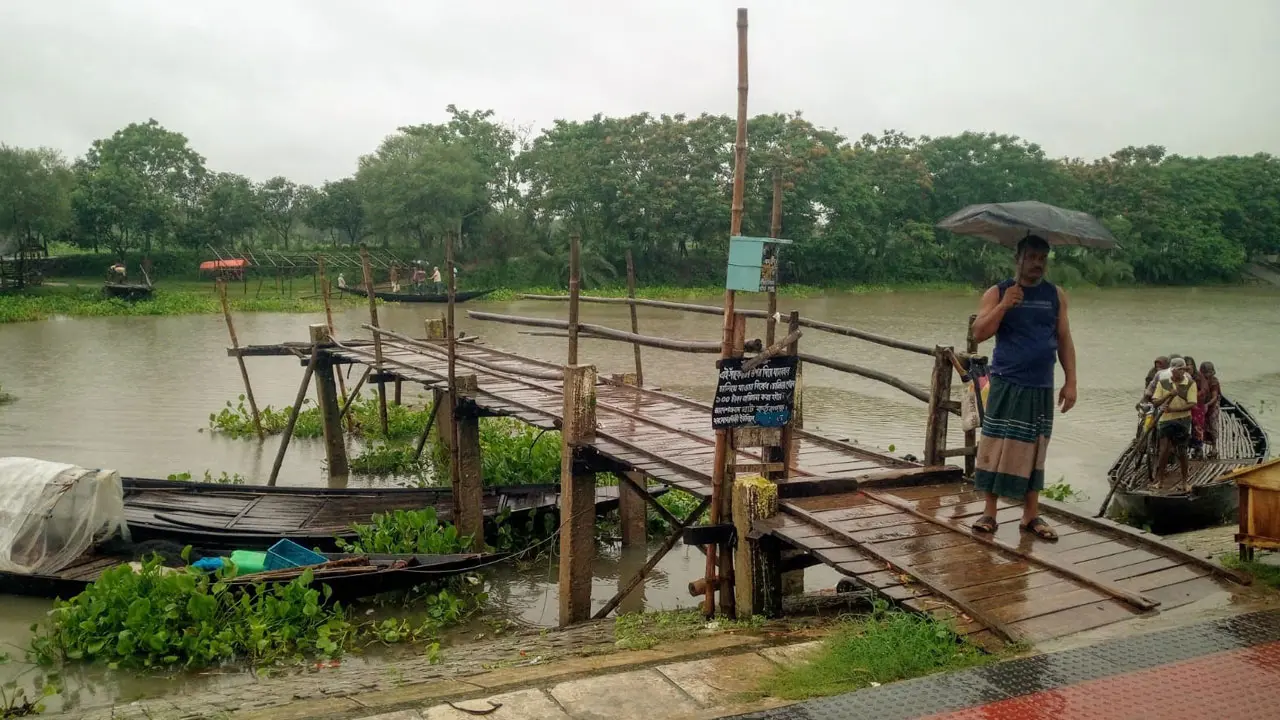 কপোতাক্ষে ভেসে গেল সাঁকো, দুর্ভোগে ৫০ গ্রামের মানুষ