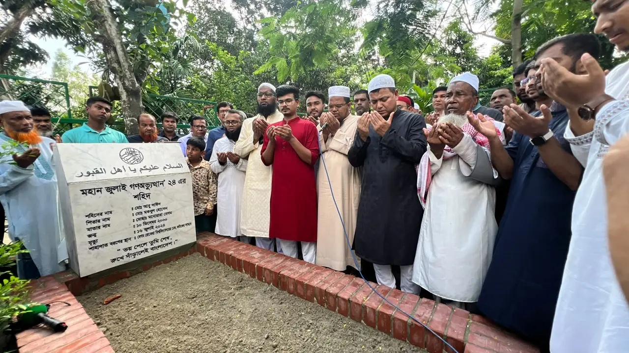 শহীদ আবু সাঈদের কবর জিয়ারত করলেন বেরোবি উপাচার্য ও সহযোদ্ধারা