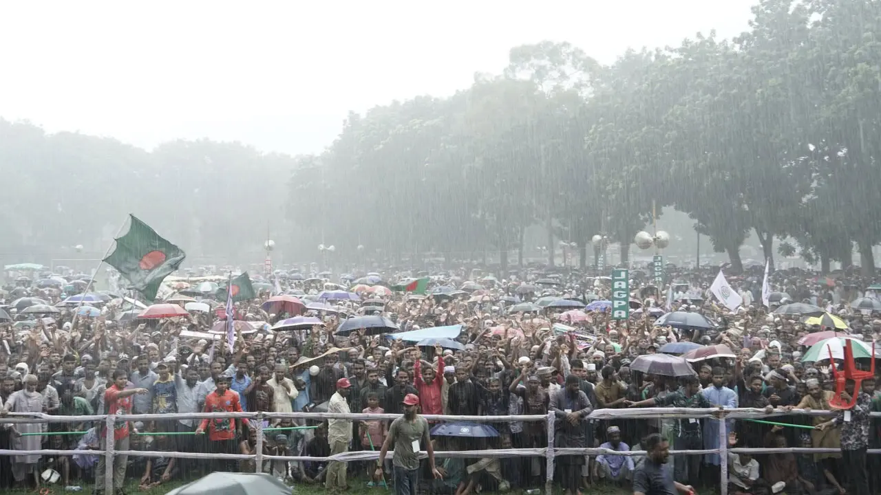 বৃষ্টি উপেক্ষা করে রংপুরে ১১ দলীয় ঐক্যের সমাবেশে নেতাকর্মীদের ঢল