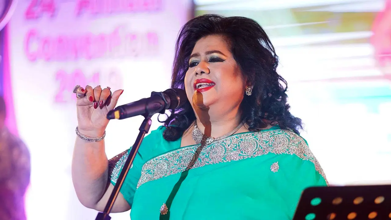 বন্যার্তদের সহযোগিতায় গাইবেন রুনা লায়লা