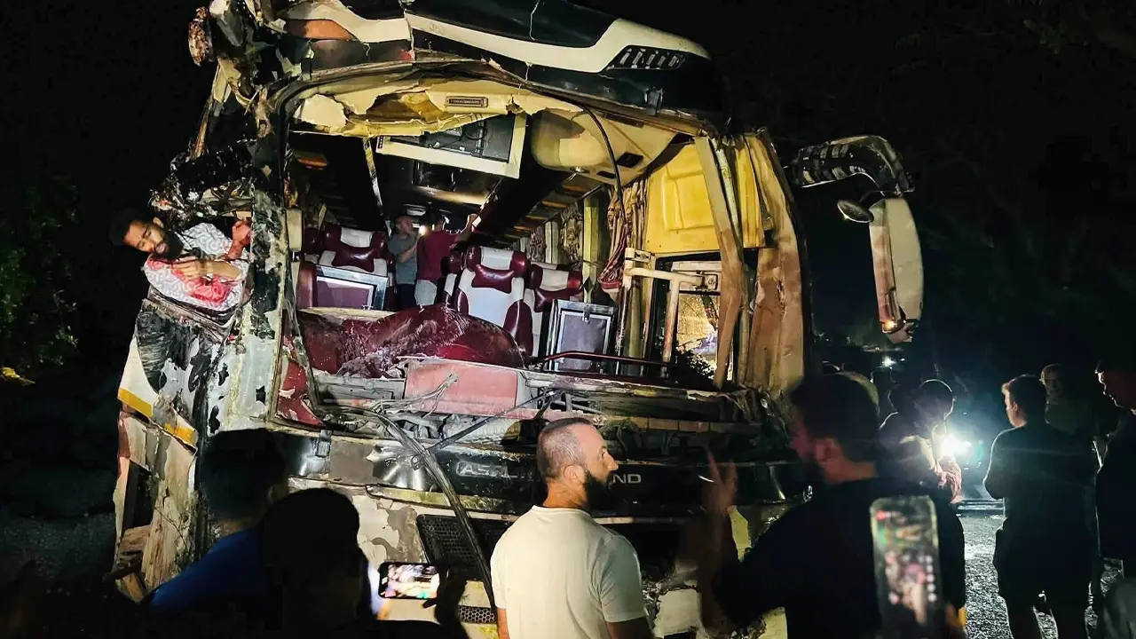নাটোরে বাস-ট্রাক সংঘর্ষে হেলপার নিহত, ৮ রুশ নাগরিকসহ আহত ১২