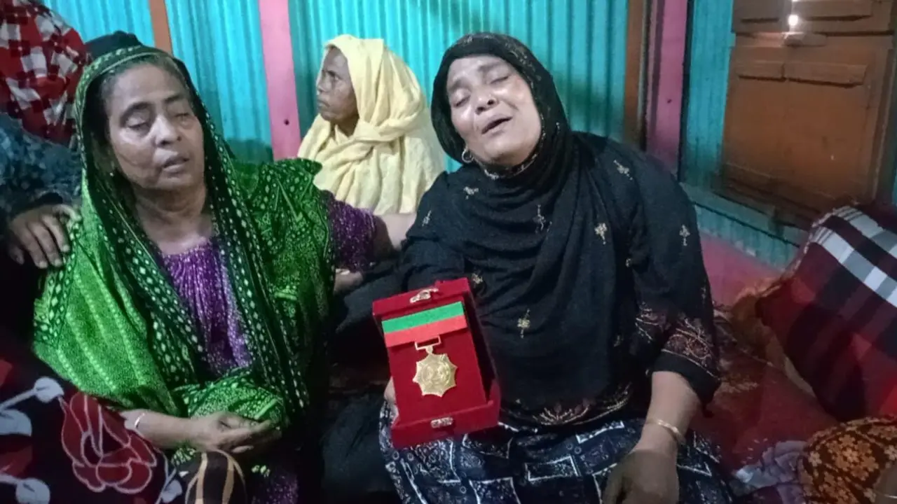 ‘আমার ছেলে আর মা বলে ডাকবে না’—রাষ্ট্রীয় পদক বুকে মায়ের আহাজারি