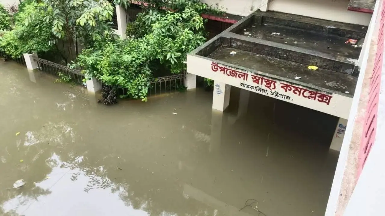 সাতকানিয়ায় বন্যা পরিস্থিতির অবনতি, থানা-হাসপাতাল-স্কুলে পানি
