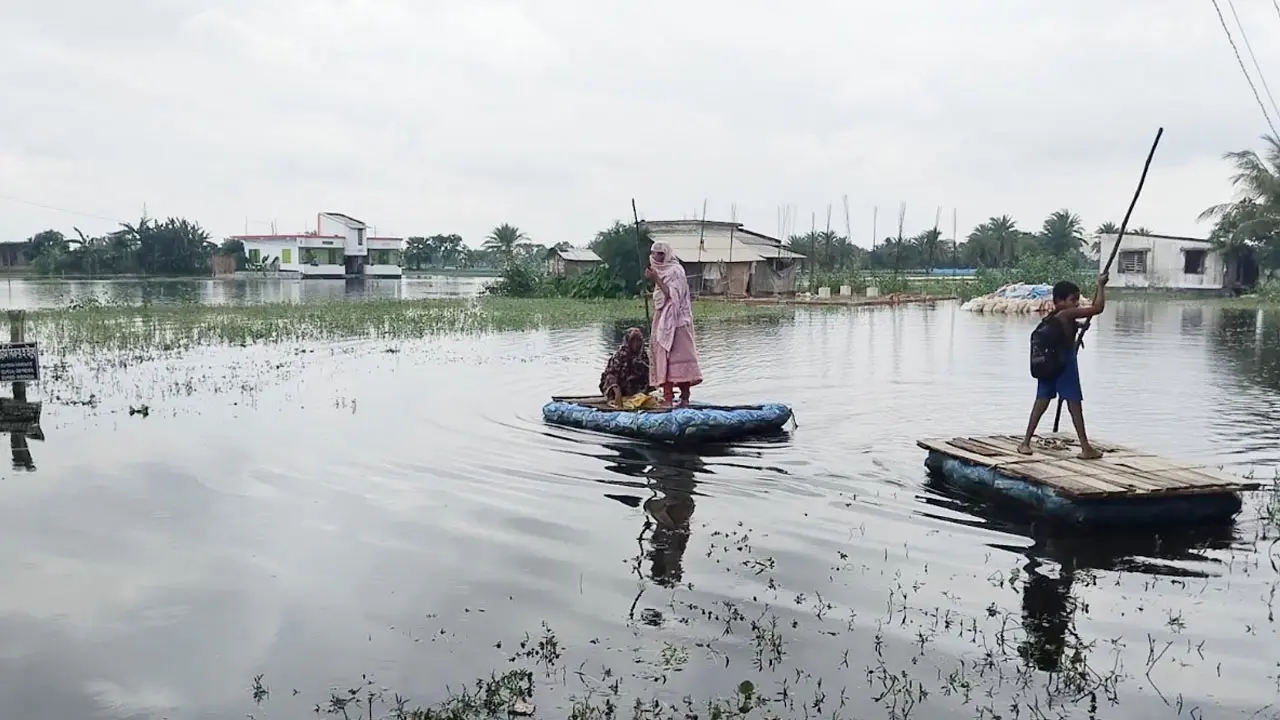 ভেলায় ভাসছে জীবন, পানিবন্দি শত শত পরিবার