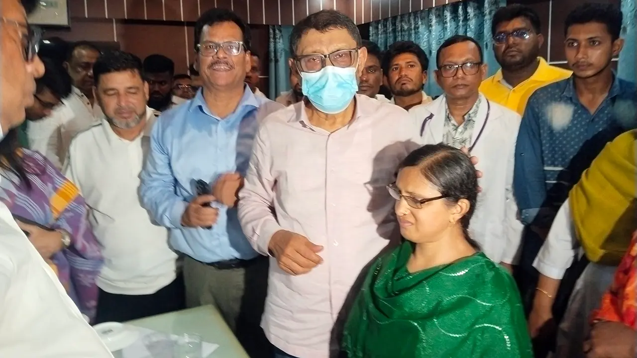 হাসপাতাল পরিদর্শনে গিয়ে প্রতিবন্ধী তরুণীকে চাকরি দিলেন স্বাস্থ্যমন্ত্রী