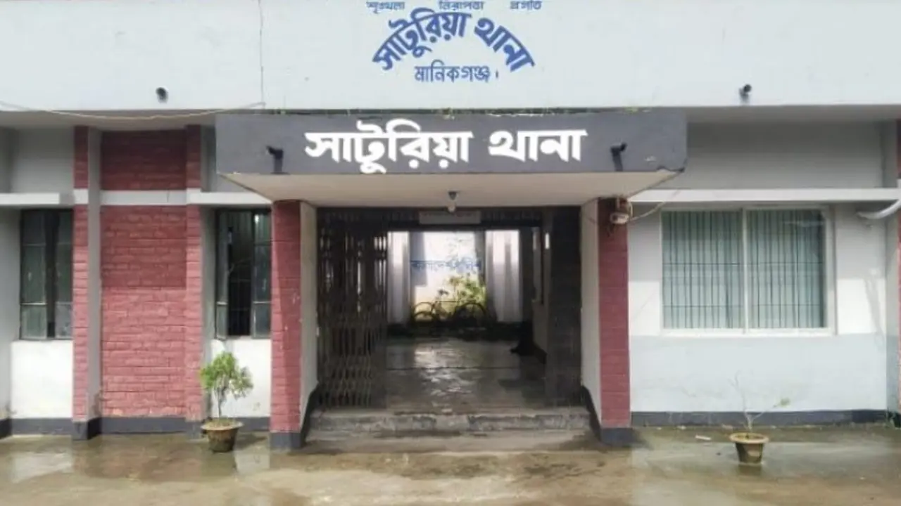 মানিকগঞ্জে গৃহবধূর ঝুলন্ত মরদেহ উদ্ধার, পাশে ছিল রক্তমাখা বটি