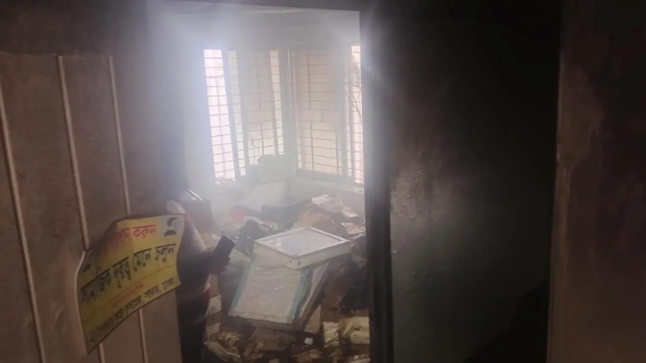 সাভার উপজেলা স্বাস্থ্য কমপ্লেক্সের স্টোর রুমে আগুন