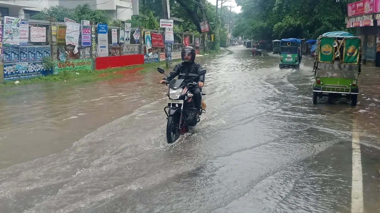 সাভারে বৃষ্টিতে পৌর এলাকায় জলাবদ্ধতা, স্থবির জনজীবন