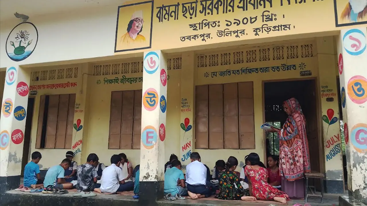চার বছর ধরে ঝুঁকিতে স্কুল ভবন, বারান্দাতেই চলছে পাঠদান