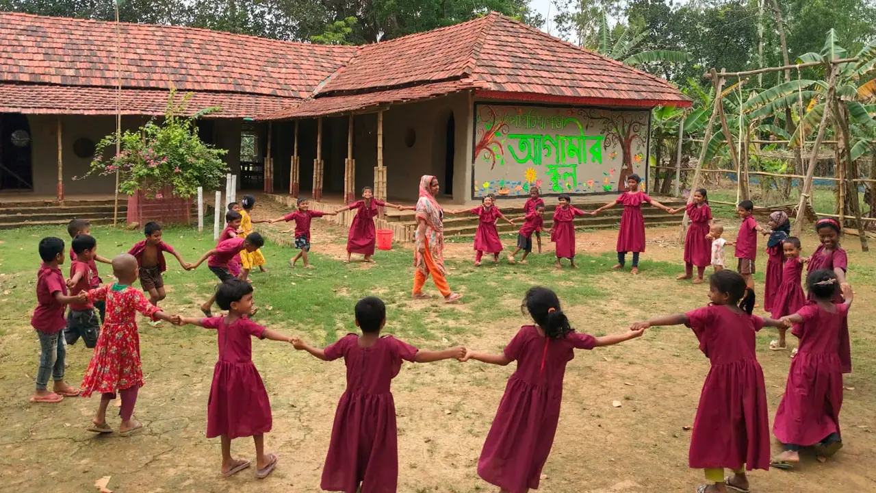 শিক্ষাবঞ্চিত গ্রামে তরুণদের উদ্যোগে মাটি-বাঁশের এক ব্যতিক্রমী বিদ্যালয়