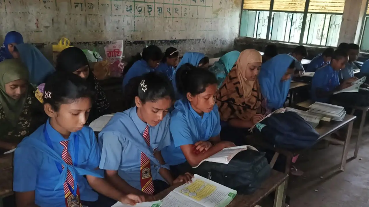 চার বছর আগে পরিত্যক্ত ঘোষণা, ঝুঁকিপূর্ণ ভবনেই চলছে পাঠদান