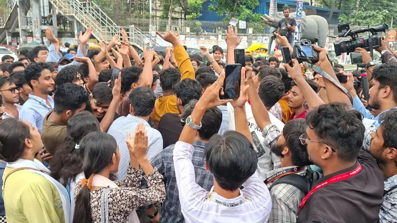 দুর্যোগে পরীক্ষা নয়, ৩ দাবি জানালো আন্দোলনরত শিক্ষার্থীরা