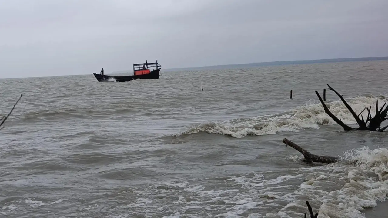 বরগুনা সমুদ্র সৈকতে গোসলে নেমে পর্যটক নিখোঁজ