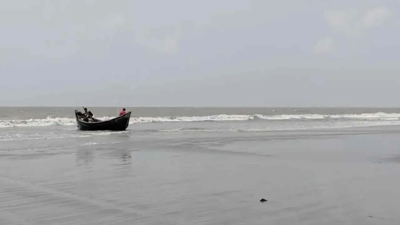 সমুদ্রবন্দর থেকে সতর্ক সংকেত প্রত্যাহার, নদীবন্দরে সতর্কতা