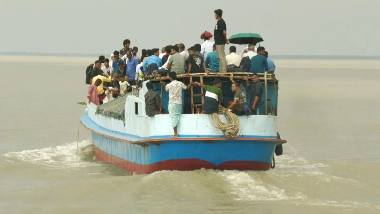 ৪ মাস ধরে বন্ধ সরকারি সি-ট্রাক, ডেঞ্জার জোনে অবৈধ ট্রলারে যাতায়াত