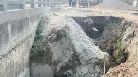 সেতুর দুই প্রান্তের সংযোগ সড়কে ধস, দুর্ভোগে হাজারো মানুষ