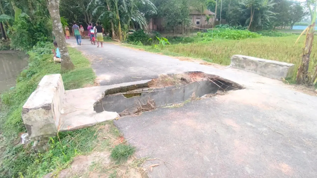ভাঙা কালভার্টে ঝুঁকিপূর্ণ চলাচল, সংস্কারে নেই এলজিইডির উদ্যোগ