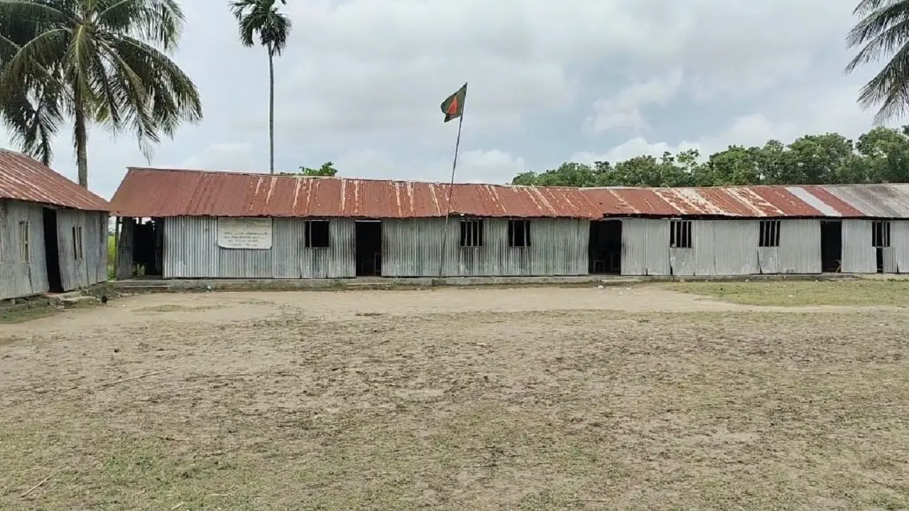 টিনের চাল ফুঁড়ে ঝরে বৃষ্টি, ৮ বছর ধরে জরাজীর্ণ ঘরেই চলছে পাঠদান