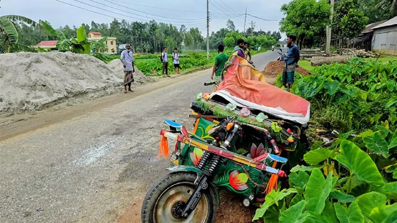 শেরপুরে বালুর স্তূপে অটোরিকশার ধাক্কা, চালকসহ নিহত ২
