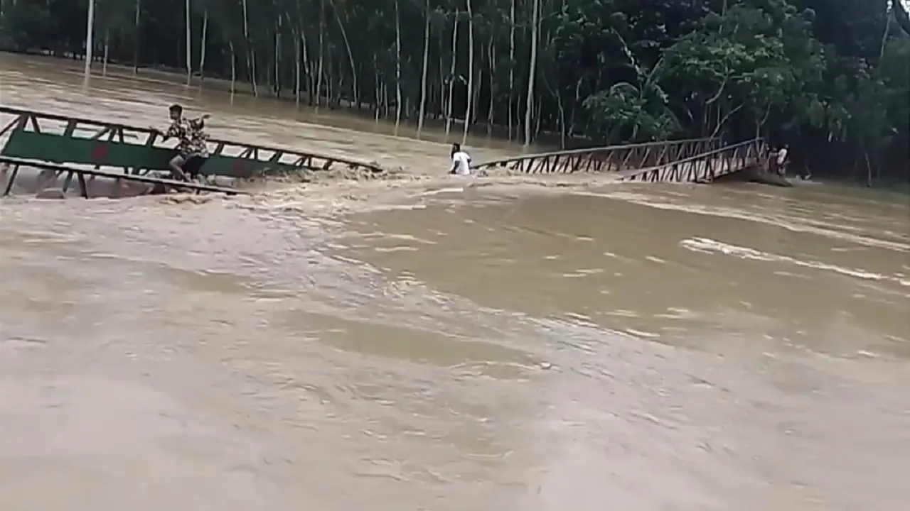 পাহাড়ি ঢলে মানুষসহ ভেসে গেল ব্রিজ, অল্পের জন্য রক্ষা পেল প্রাণ