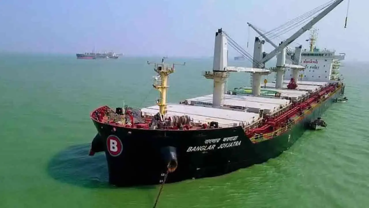 হরমুজের বন্দিদশা শেষে দায়িত্ব হস্তান্তর, দেশে ফিরছেন ১৬ নাবিক