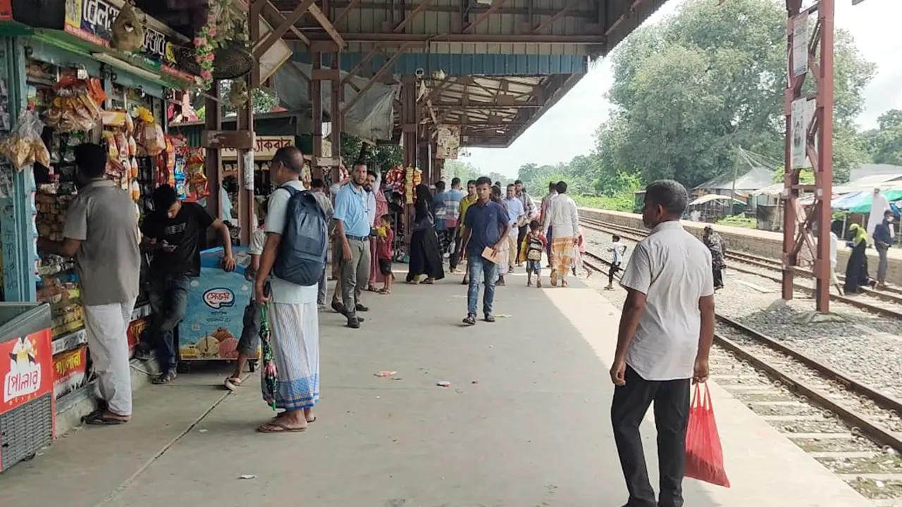 রাবির আন্দোলনে থমকে গেল জামতৈল স্টেশন, ফিরে গেলেন যাত্রীরা