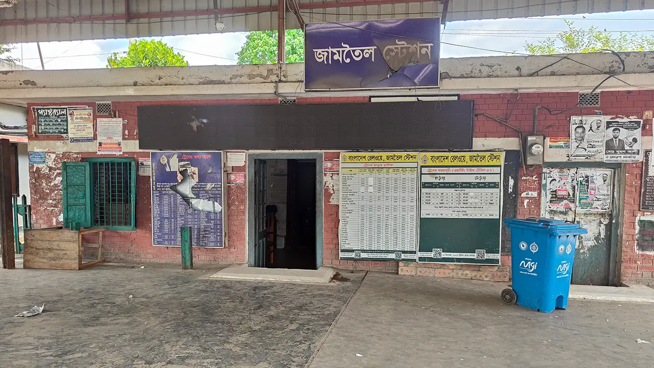 সিরাজগঞ্জে চলন্ত ট্রেনে পাথর নিক্ষেপ, যুবকের চোখে গুরুতর জখম