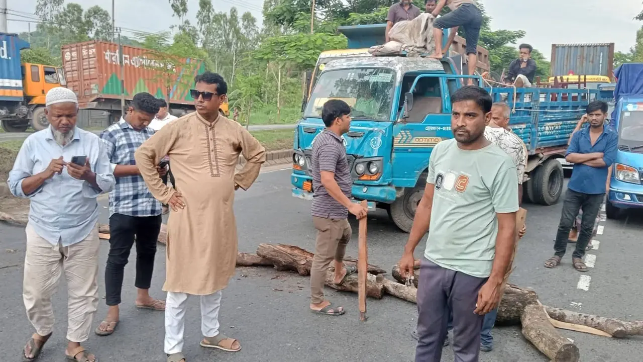সীতাকুণ্ডে মহাসড়ক অবরোধের ঘটনায় মামলা, গ্রেপ্তার ২