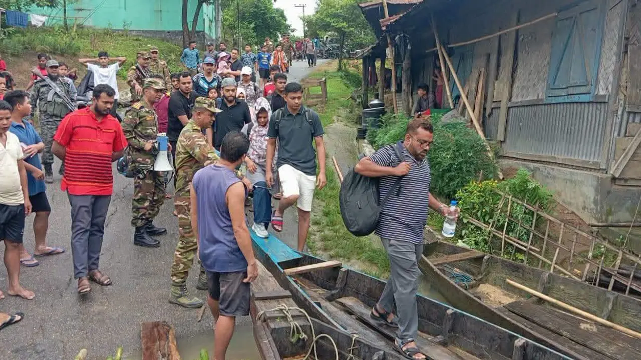 সেনাবাহিনীর সহায়তায় সাজেক ছাড়লেন ১৫০ পর্যটক