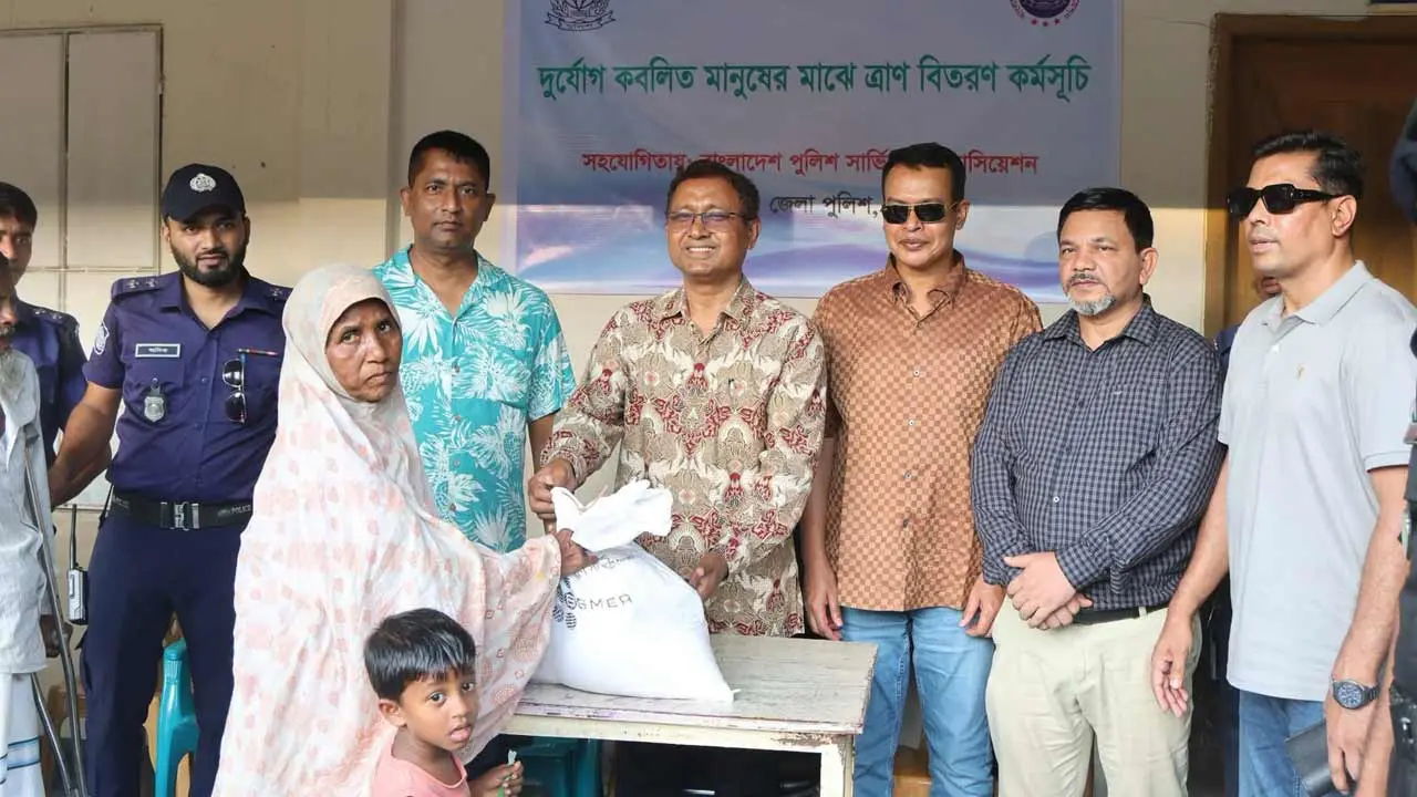 চট্টগ্রামে জঙ্গল সলিমপুরে পুলিশের ত্রাণ বিতরণ