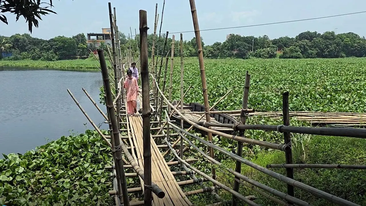একটি সেতুর অপেক্ষায় ১০ গ্রামের মানুষ