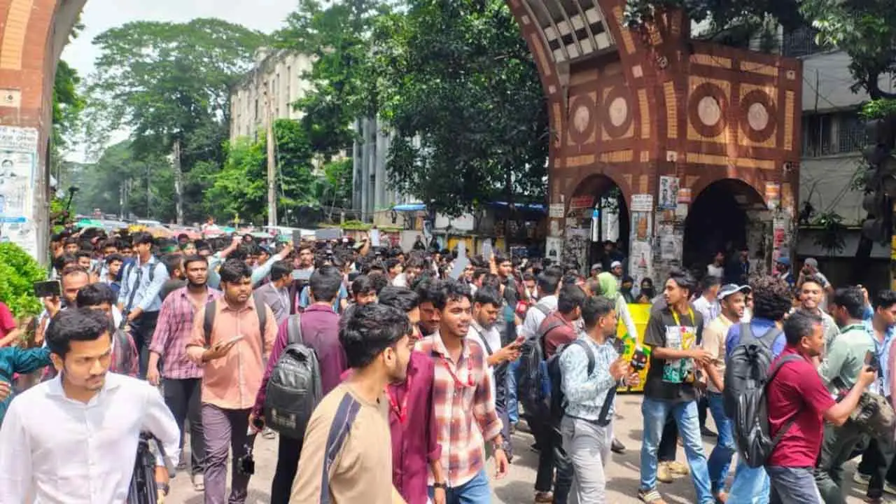 মিছিল নিয়ে ঢাকা শিক্ষা বোর্ডে যাচ্ছেন শিক্ষার্থীরা