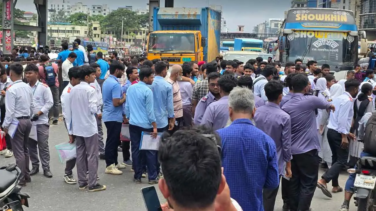 দ্বিতীয় দিনের মতো উত্তরার সড়কে শিক্ষার্থীরা