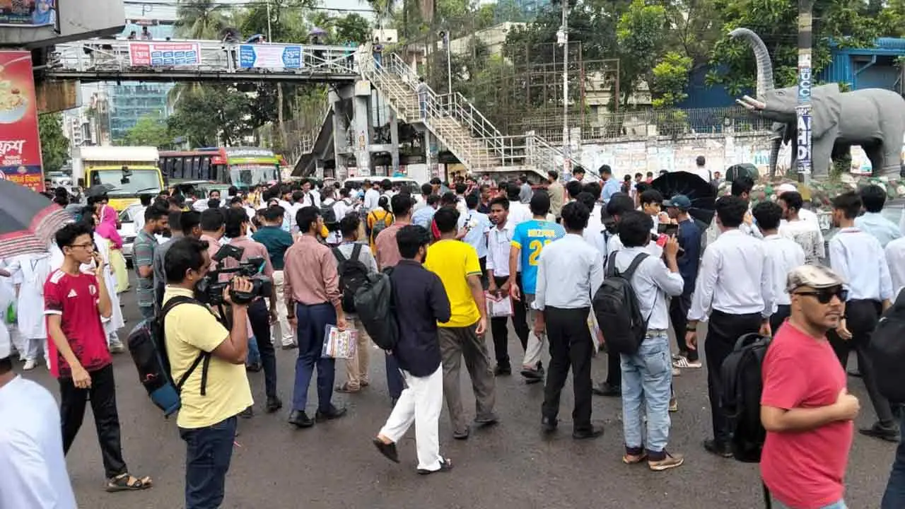 সায়েন্সল্যাব ছেড়ে সচিবালয়ের পথে এইচএসসি পরীক্ষার্থীদের লংমার্চ