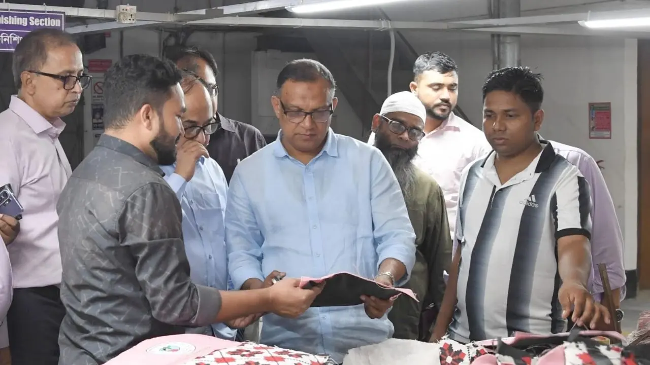 শিক্ষার্থীদের হাতে মানসম্মত পাটের ব্যাগ পৌঁছে দিতে কাজ করছে সরকার