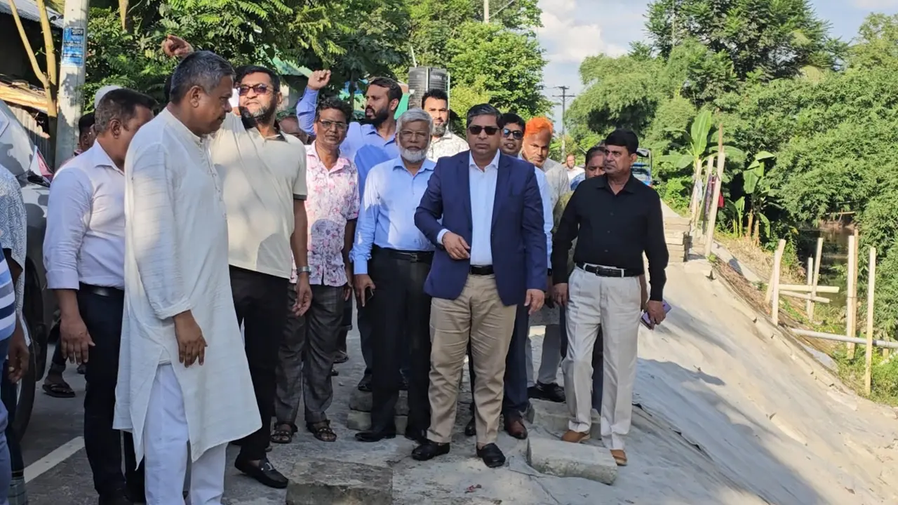ধসে পড়া সড়ক পরিদর্শনে প্রতিমন্ত্রী, দায়ী করলেন মাটির দুর্বলতাকে