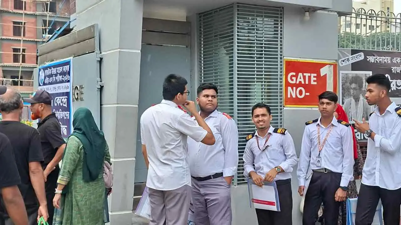 আগেভাগেই হাজির পরীক্ষার্থীরা, মিলছে কেন্দ্রে প্রবেশের সুযোগ