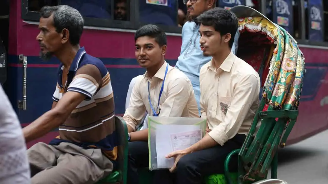 এইচএসসি ও সমমানের পরীক্ষা শুরু, কেন্দ্রে কেন্দ্রে কড়া নজরদারি