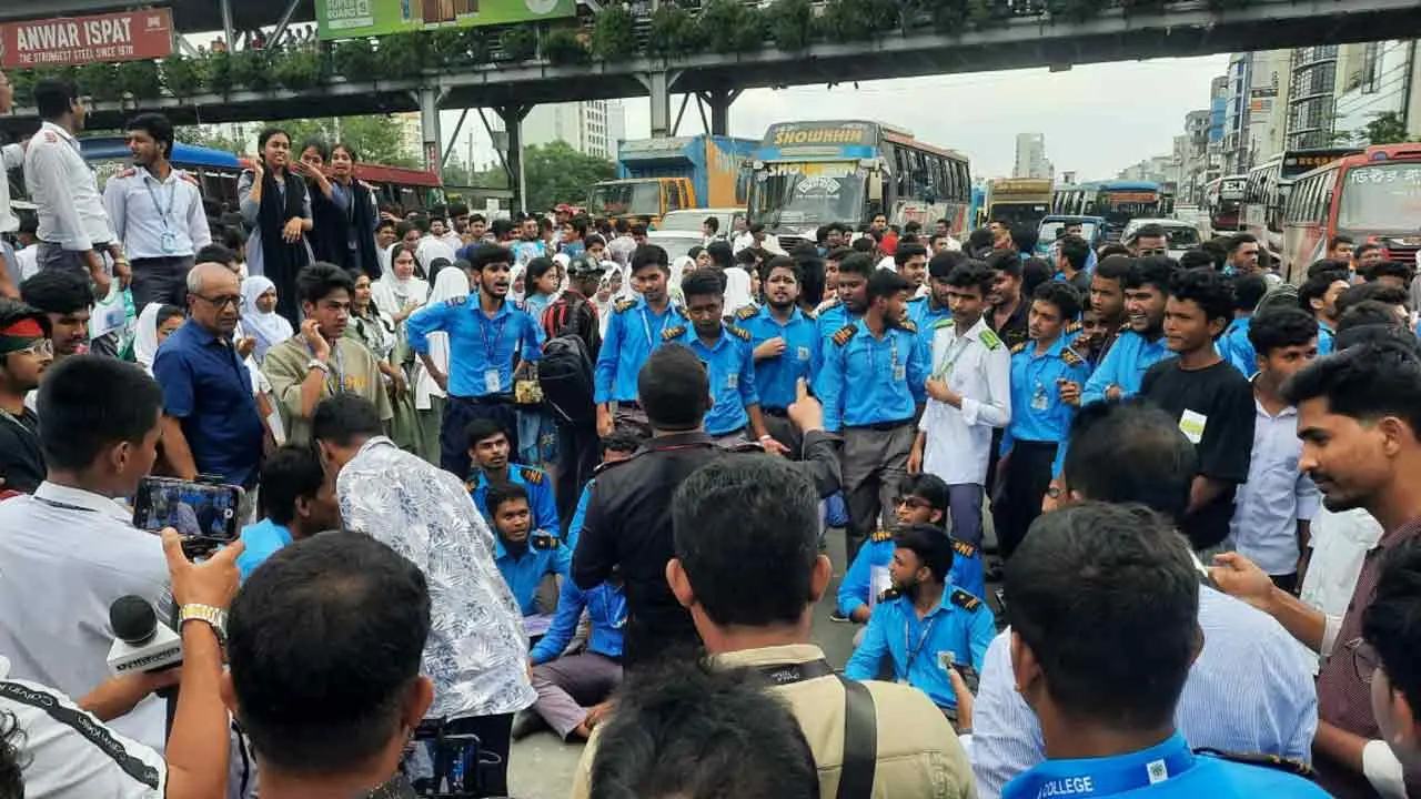 বিমানবন্দর সড়কে যান চলাচল বন্ধ, ভোগান্তিতে যাত্রীরা