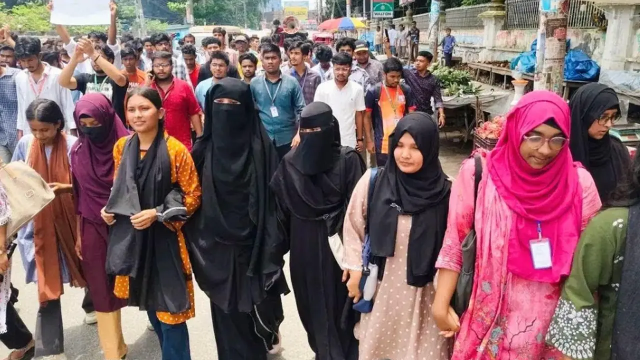 শিক্ষামন্ত্রীর পদত্যাগসহ পরীক্ষা পেছানোর দাবিতে রংপুরে বিক্ষোভ