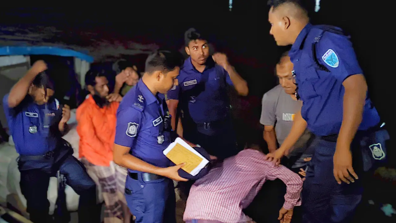 সুনামগঞ্জে ১ কোটি টাকার ভারতীয় কাপড় জব্দ, আটক ৩