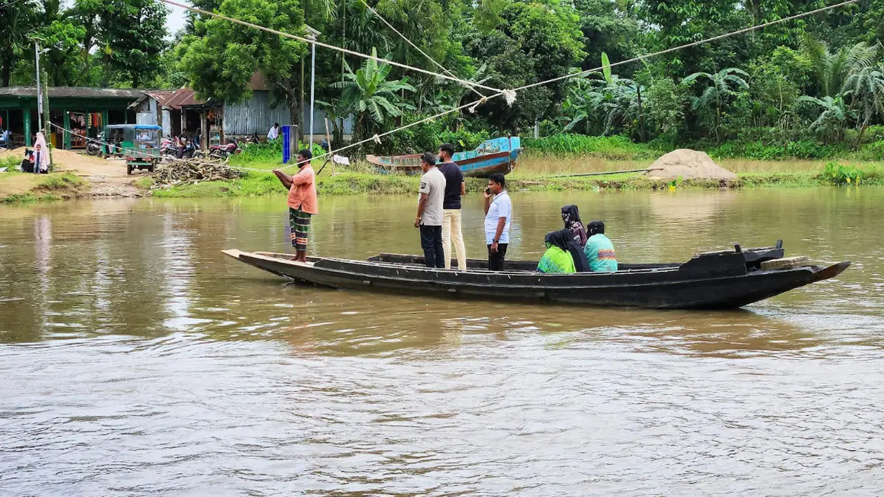 ৫০ বছরেও হয়নি সেতু, রশি টানা নৌকায় নদী পার হয় পাঁচ গ্রামের মানুষ