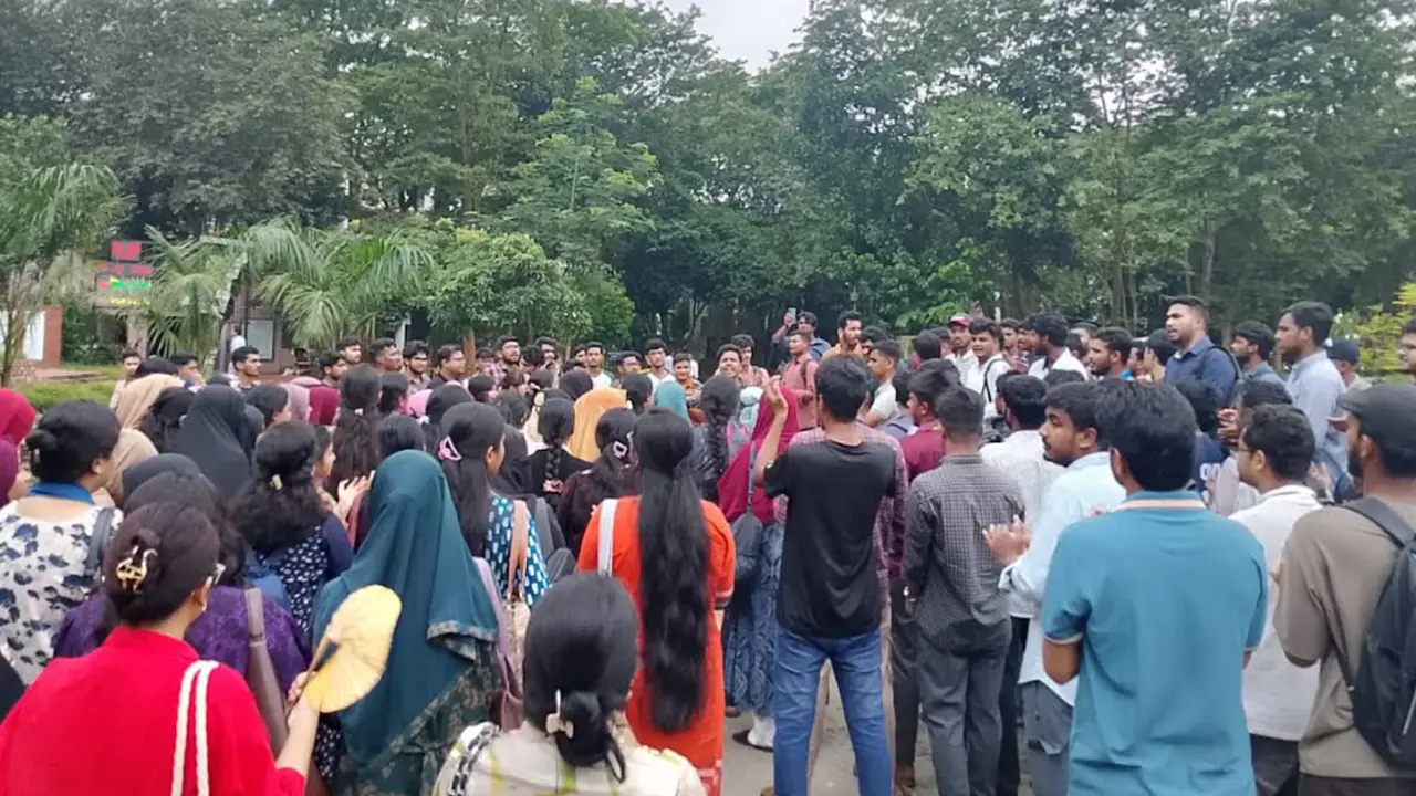 শাবি শিক্ষার্থীকে ছাত্রদলের দুই নেতার মারধর, ক্যাম্পাসে বিক্ষোভ