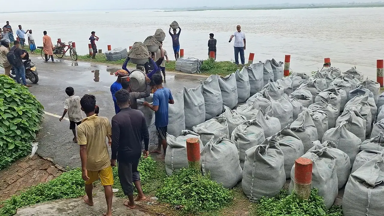 ভূঞাপুর-তারাকান্দি আঞ্চলিক মহাসড়কে ধস, যানচলাচল বন্ধ
