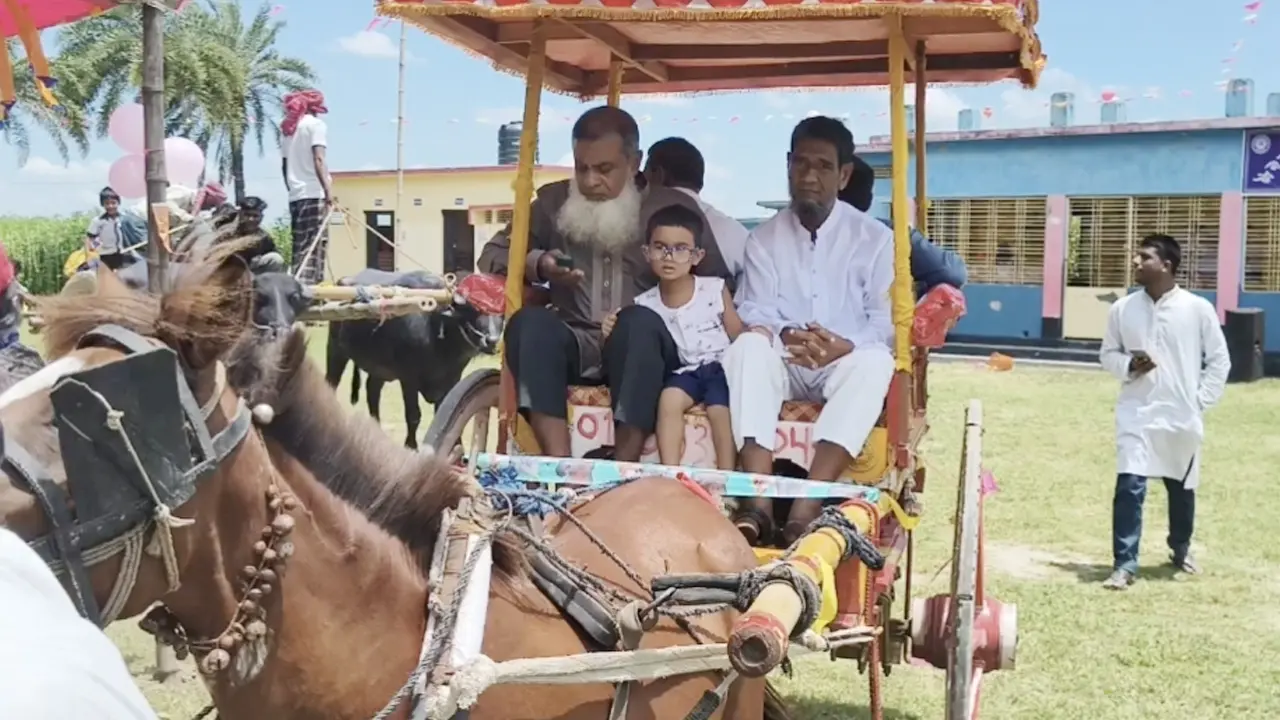 শিক্ষককে ব্যতিক্রমী বিদায়, ঘোড়ার গাড়িতে বাড়ি পৌঁছে দিল শিক্ষার্থীরা