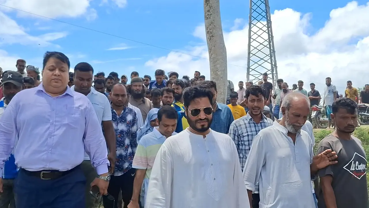 দখলদারদের অনুরোধে সরকারি খাল মুক্ত না করেই ফিরলেন ডিসি-এমপি