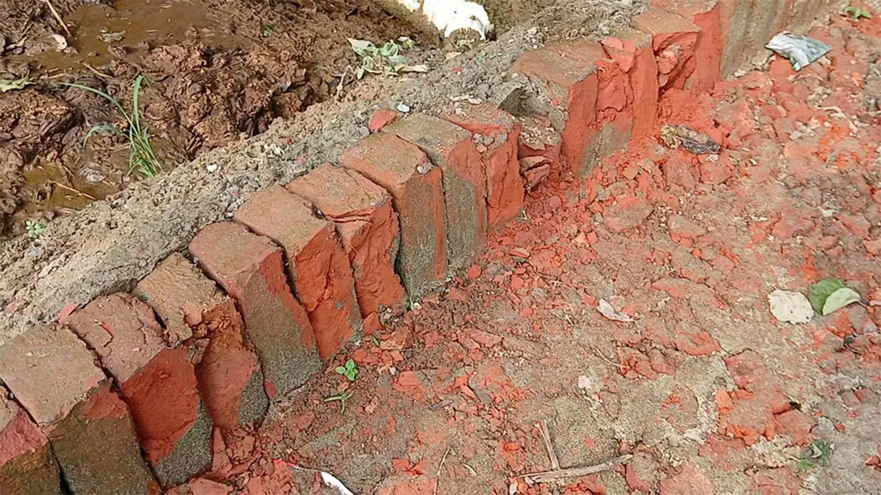 ঠাকুরগাঁওয়ে সড়কে নিম্নমানের নির্মাণসামগ্রী ব্যবহারের অভিযোগ