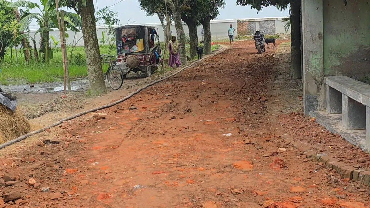 পুরোনো সড়কের ইট-বালুতে নতুন সড়ক নির্মাণের অভিযোগ এলজিইডির বিরুদ্ধে