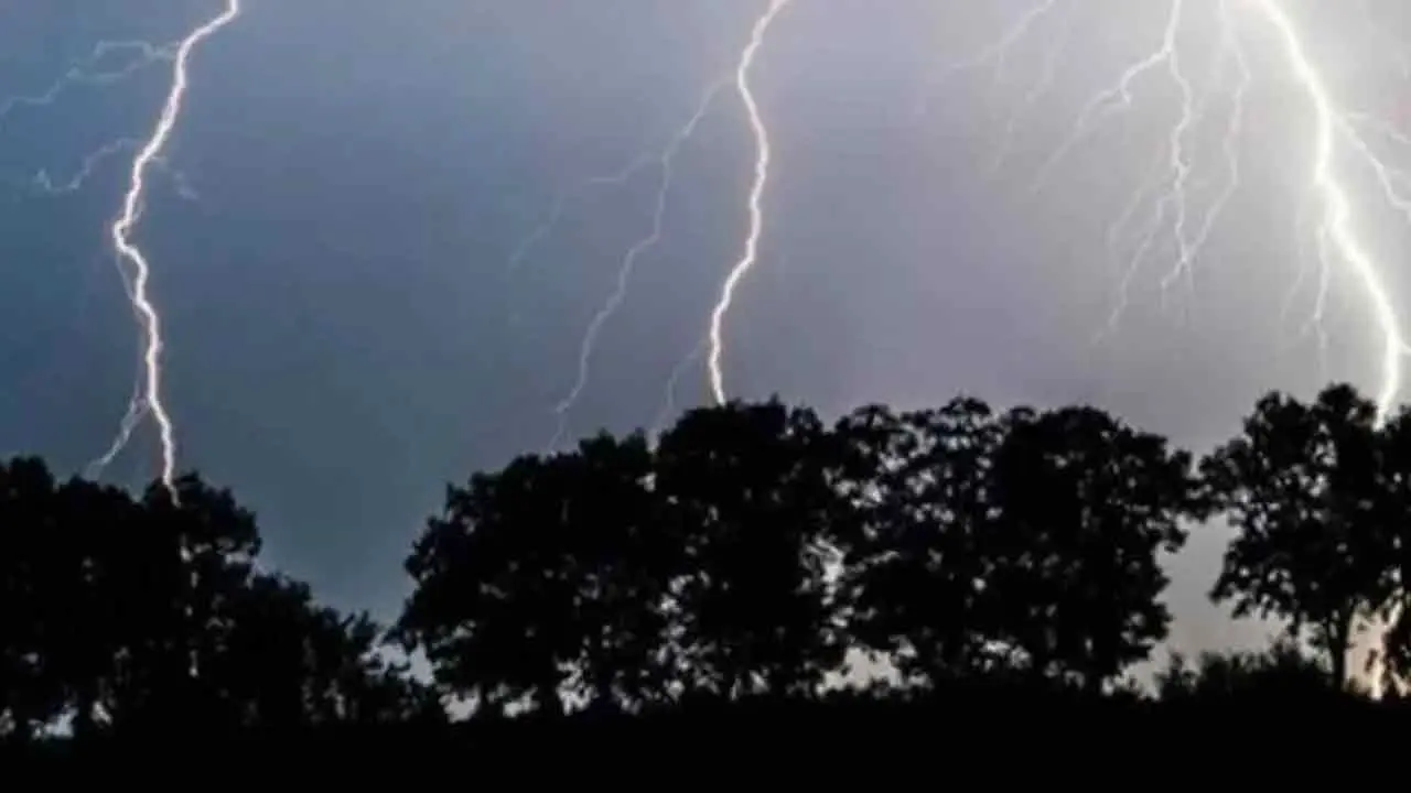 রাত ১২টা পর্যন্ত ৯ জেলায় বজ্রপাতের সতর্কবার্তা