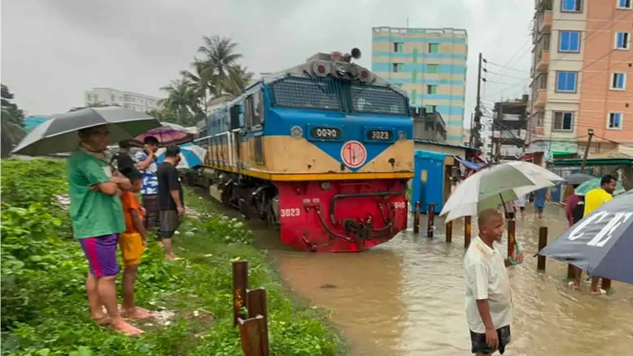 কক্সবাজার রুটে ট্রেন চলাচল বন্ধ, টিকিটের টাকা ফেরত দিচ্ছে রেল
